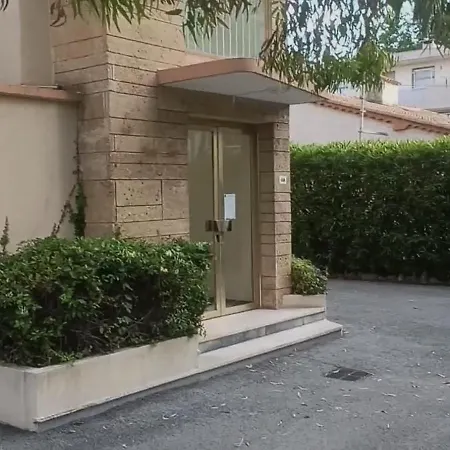 Tres Jolie A 2 Minutes De La Et Du Port De Frejus
