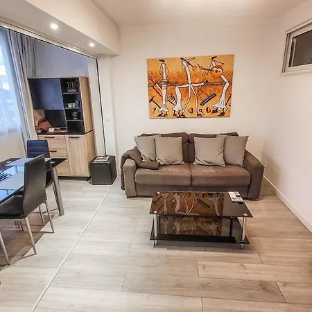 Apartment Tres Jolie A 2 Minutes De La Et Du Port De Frejus
